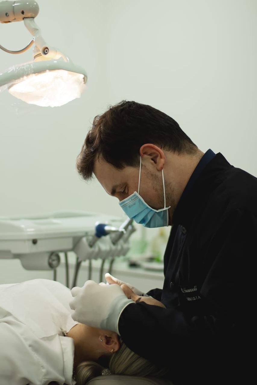 Dr. Victor Camelotti durante atendimento odontológico