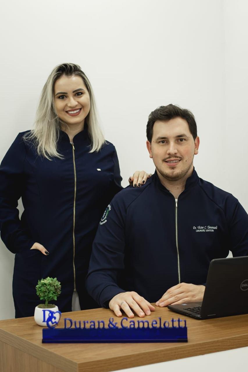 Dra. Julia Duran e Dr. Victor Camelotti na recepção da clínica